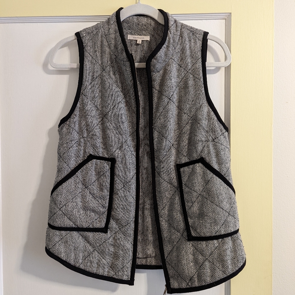 Gray quilted vest with black piping